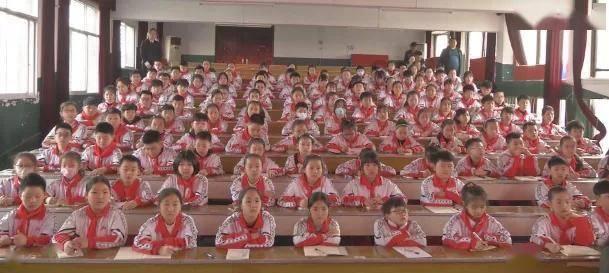 真有料!白鹿一袭肉色吊带长裙现身,傲人身材女人味十足
